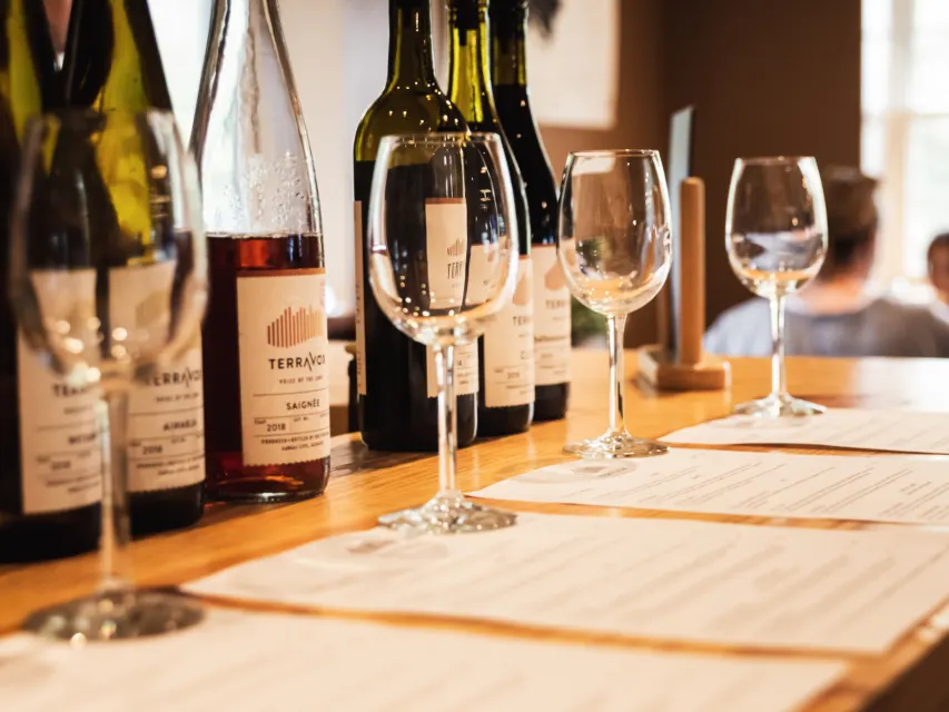 Mesa de evento corporativo com vinhos