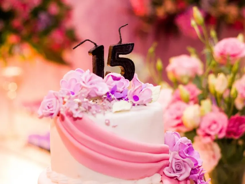 Bolo de 15 anos com flores