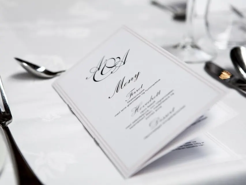 Menu impresso sobre a mesa posta