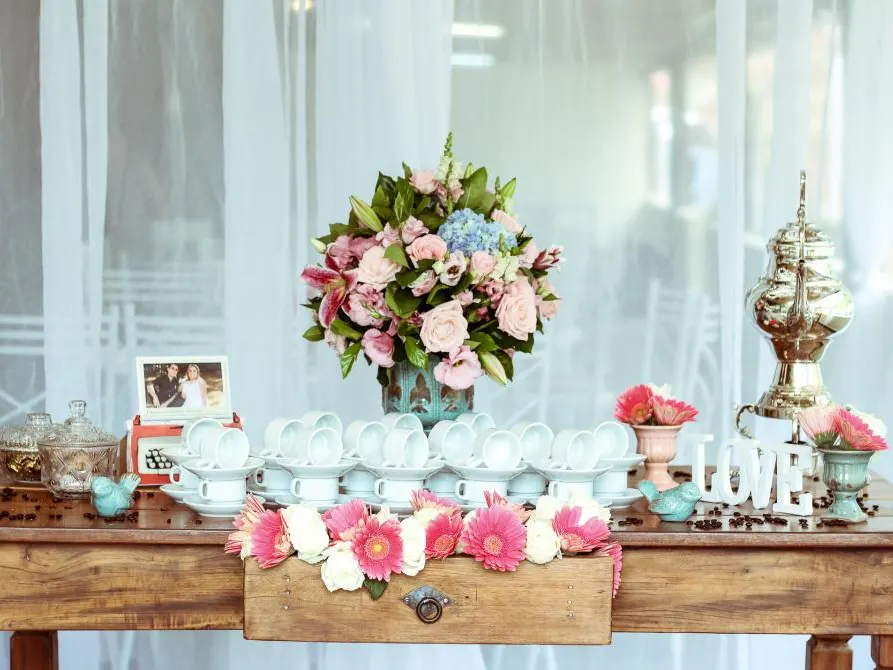 Mesa de doces decorada com flores