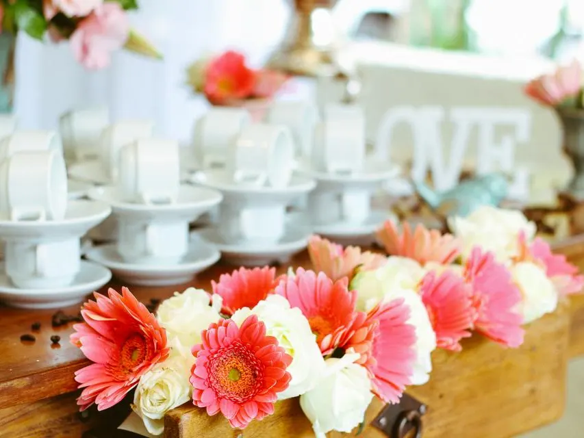 Mesa posta com flores e xícaras